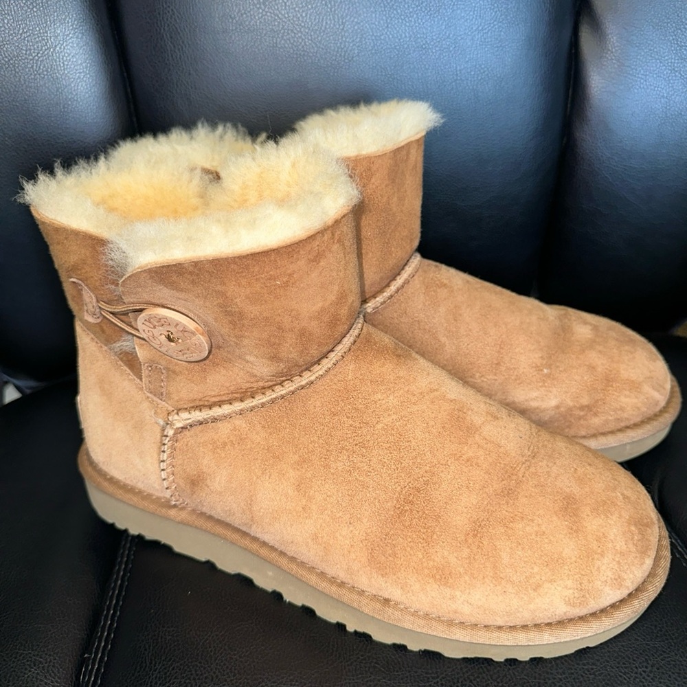 UGG MINI Bailey Button II Suede Boots Chestnut 1016422 EXCELLENT CONDITION Sz 9
